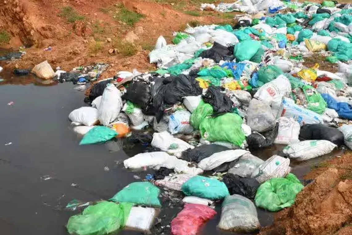 தமிழகத்துக்குள் கொட்டப்படும் கேரள மருத்துவக் கழிவுகள்; சுற்றுச்சூழலுக்கு ஆபத்து 