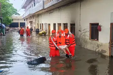 ஆபத்திலிருந்து மீட்கப்பட்ட முதியவர்.