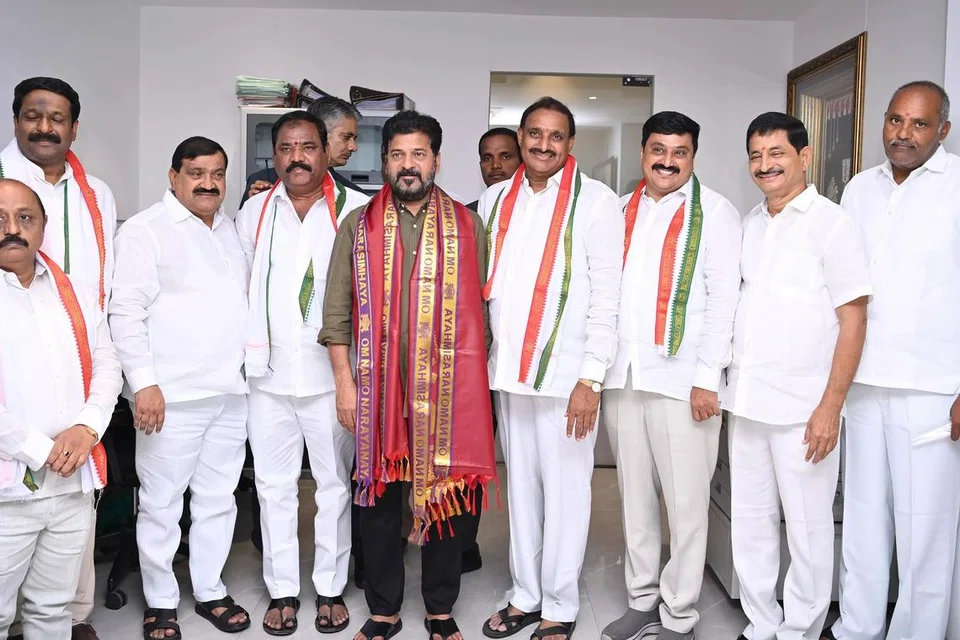 பாரத் ராஷ்டிர சமிதி கட்சியின் செரிலிங்கம் பள்ளித் தொகுதி எம்எல்ஏ அரிகேபுடி காந்தி, சனிக்கிழமையன்று (ஜூலை 13)  காங்கிரஸ் கட்சியில் சேர்ந்தார்.