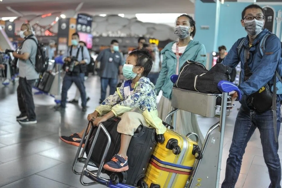 கோலாலம்பூர் அனைத்துலக விமான நிலையத்தில் (KLIA 2)  பயணிகள் முகக்கவசம் அணிந்து செல்லும் பயணிகள்.