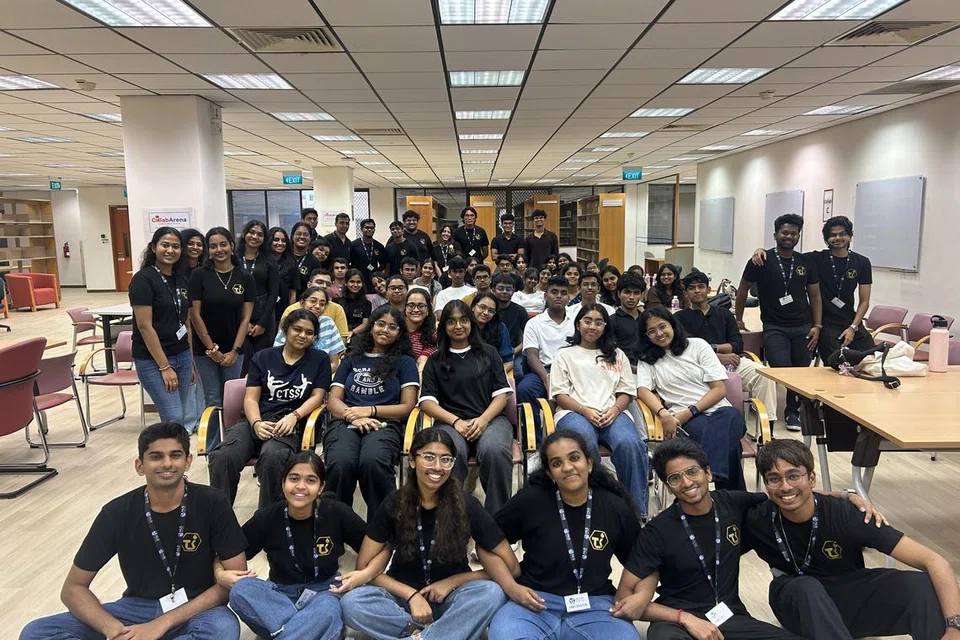 ‘சாதனா 2025’ நிகழ்ச்சியின் முதல் நாளன்று பங்கேற்ற இளையர்கள்.