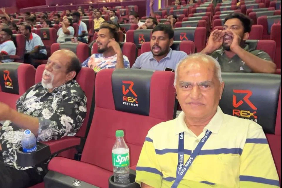 டாக்டர் வைக்கம் விஜயலட்சுமி கச்சேரியில் இதர பயனாளிகளுடன் திரு மோகன் (வலக்கோடி).