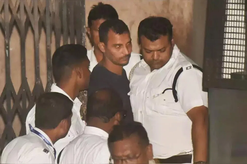 தண்டனை விதிக்கப்படுவதற்கு முன்னரும் ‘தான் குற்றவாளியில்லை, தன்னைச் சிக்கவைத்துவிட்டனர்’ எனக் கூறிய சஞ்சய் ராய் (கறுப்பு பனியனுடன்).