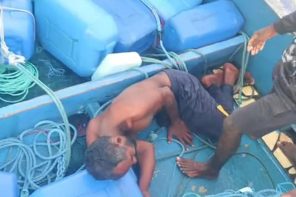 நடுக்கடலில் நோய்வாய்ப்பட்டு மயங்கிய நிலையில் இருந்த இலங்கை மீனவர் அகமது இர்ஃபான்.