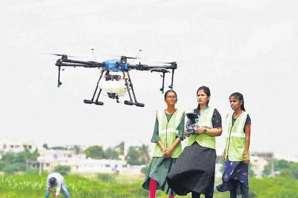 ‘டிரோன்’ விமானியாகப் பயிற்சி பெறும் இளம் பெண்கள்.