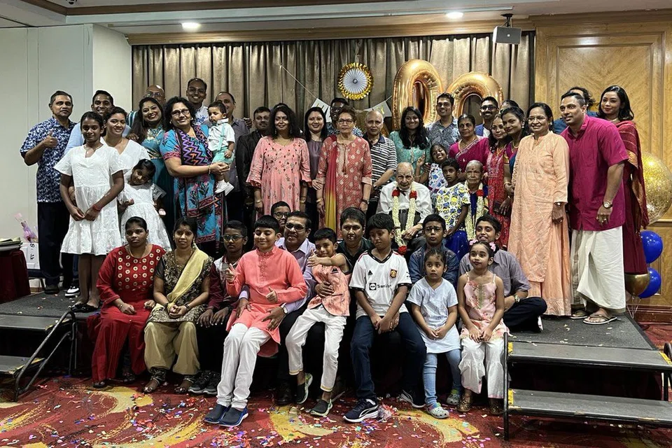 குடும்பத்தார், உறவினர்கள் சூழத் தம் 100வது பிறந்தநாளை திரு கணபதி கொண்டாடினார்.