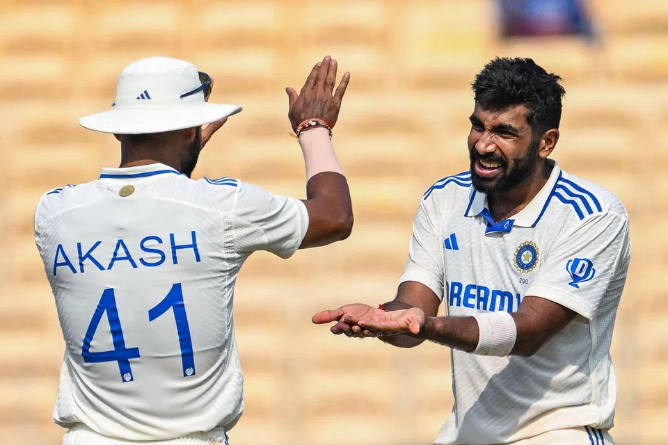 நான்கு விக்கெட்டுகளைக் கைப்பற்றிய இந்திய அணியின் வேகப் பந்துவீச்சாளர் ஜஸ்பிரீத் பும்ரா (வலது).