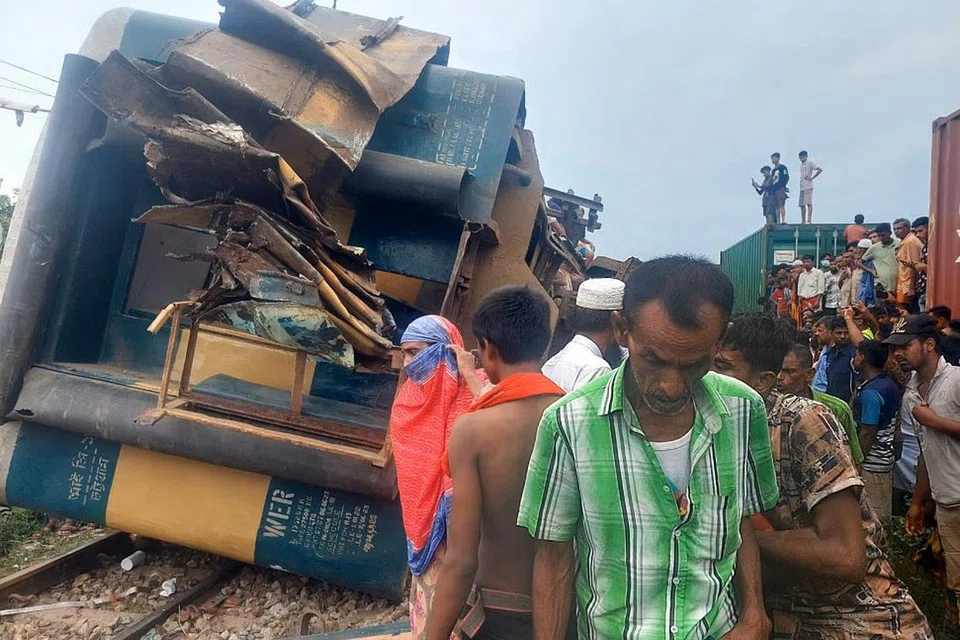சரக்கு ரயில் மோதியதில் பயணிகள் ரயிலின் இரு பெட்டிகள் தடம்புரண்டன.