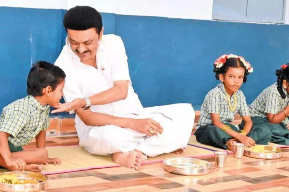 பள்ளிக் குழந்தைகளுடன் முதல்வர் மு.க. ஸ்டாலின். 
காலை உணவுத் திட்டத்துக்கு நடப்பு நிதி ஆண்டில் ரூ.404 கோடி ஒதுக்கப் பட்டுள்ளது.