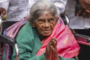 பத்மஸ்ரீ விருது பெற்ற சுற்றுச்சூழல் ஆர்வலர் சாலுமரத திம்மக்கா. 