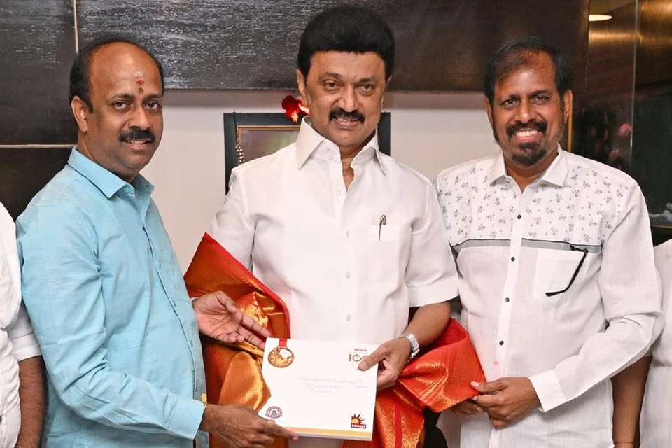 கலைஞர் நூற்றாண்டு விழாவில் பங்கேற்க முதல் அமைச்சர் மு.க ஸ்டாலினுக்கு அழைப்பிதழ்  வழங்கப்படுகிறது.  