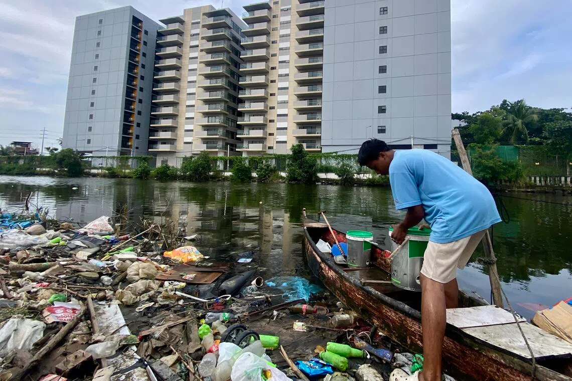 புயல் எச்சரிக்கையால் பிலிப்பீன்ஸ் கரையோரத்திலிருந்து ஏராளமானோர் வெளியேற்றம்