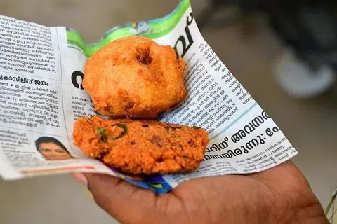 பழைய செய்தித்தாள்களில் உணவுப் பண்டங்களை மடித்துக் கொடுப்பது சட்டப்படி தவறு என்பதை உணர்ந்து உணவங்காடிகள் நடந்துகொள்ள வேண்டும் என்று உணவுப் பாதுகாப்பு, தரநிர்ணய ஆணையம் எச்சரிக்கை விடுத்துள்ளது.