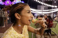 பானி பூரியை ருசித்துப் பார்க்கிறார் ஒரு வாடிக்கையாளர்.