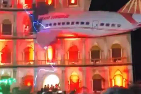 ஏர் இந்தியா விமானம் ஒன்று அடுக்குமாடிக் கட்டடம் மீது மோதுவதுபோல் அந்தப் பந்தல் சித்திரிக்கப்பட்டிருந்தது.