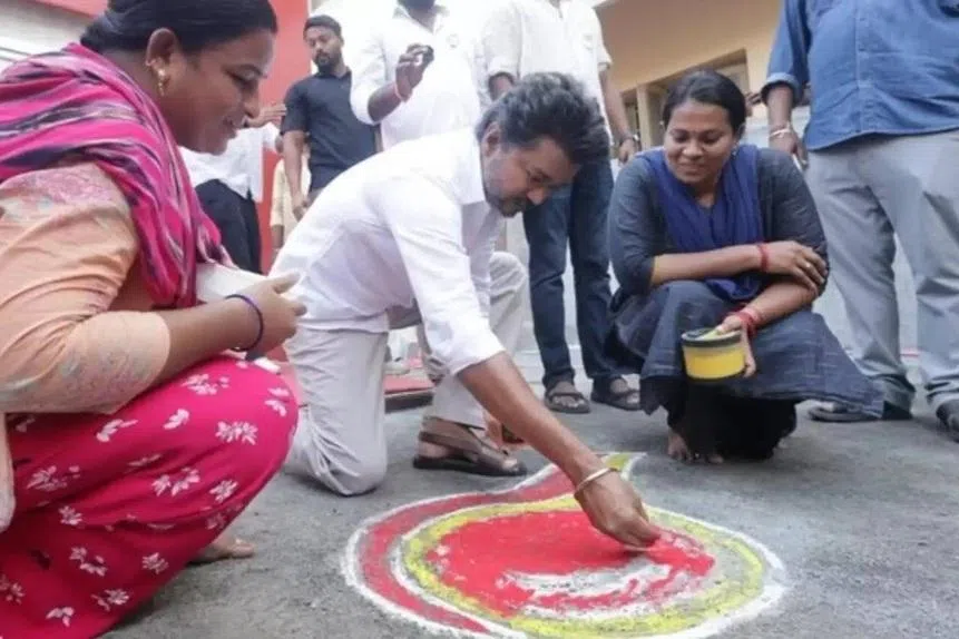 வீடு வீடாகச் சென்றார், கோலமிட்டு உற்சாகமூட்டினார்