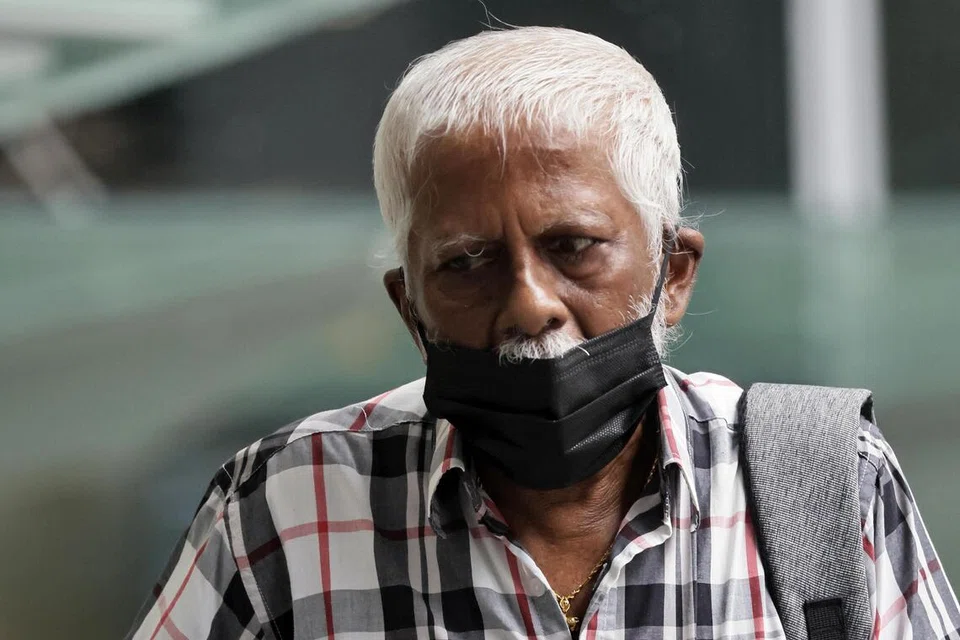துன்புறுத்தலுக்கு எதிரான பாதுகாப்புச் சட்டத்தின்கீழ் 72 வயது மாணிக்கம் மனோகர்மீது ஆறு குற்றச்சாட்டுகள் சுமத்தப்பட்டன.