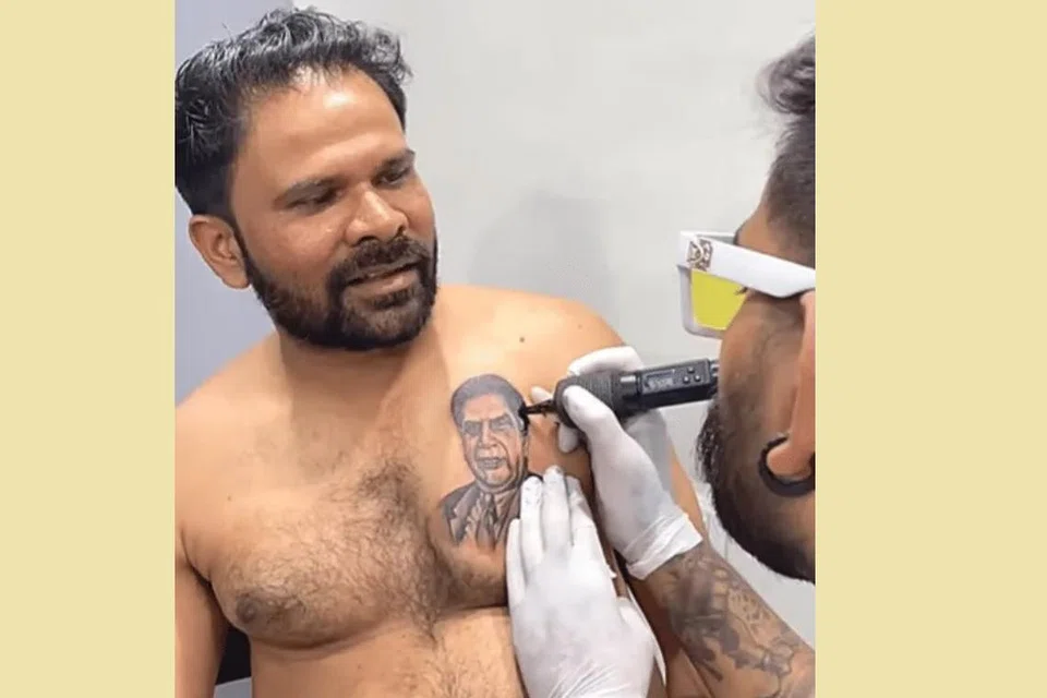 திரு ரத்தன் டாடாவின் திருமுகத்தைத் தன் நெஞ்சில் பச்சை குத்திக்கொள்ளும் ஆடவர்.