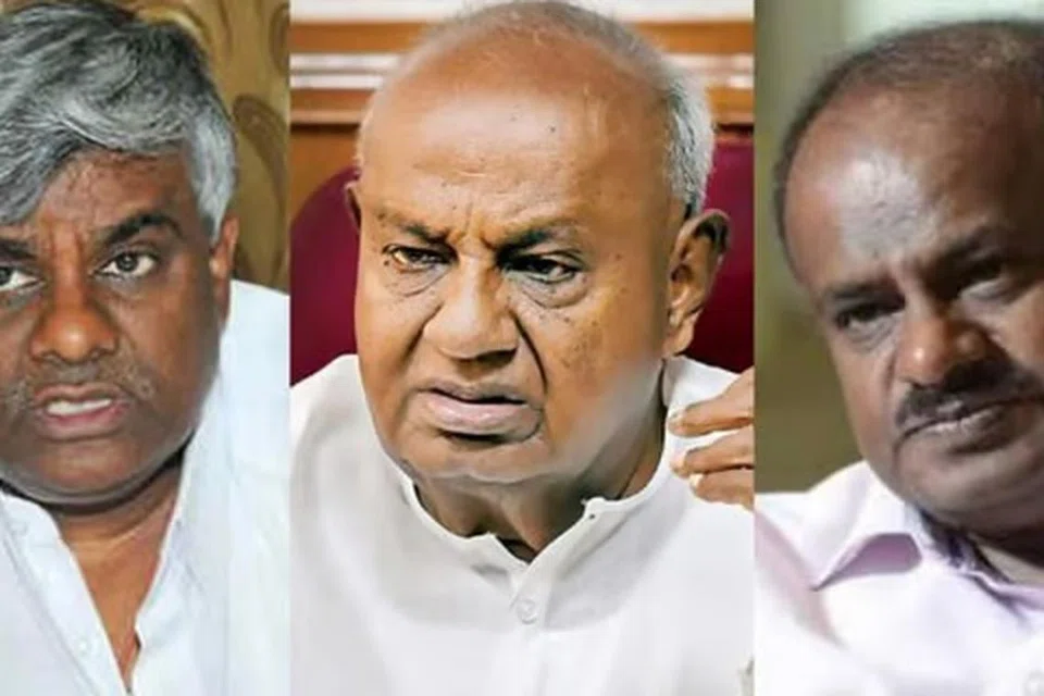தந்தை எச்.டி.தேவகவுடா (நடுவில்), மகன்கள் ரேவண்ணா(இடது), குமாரசாமி(வலது).
