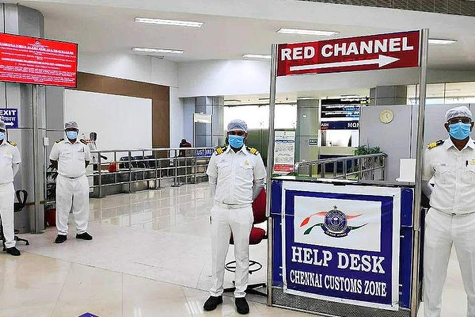 தங்கக் கடத்தலில் குருவிகளை பணிக்கு அமர்த்துவோர் மட்டுமன்றி, குருவிகளை குறிவைத்து தாக்கும் கும்பல்களின் பின்னணி குறித்தும் காவல்துறை விசாரிக்கிறது.