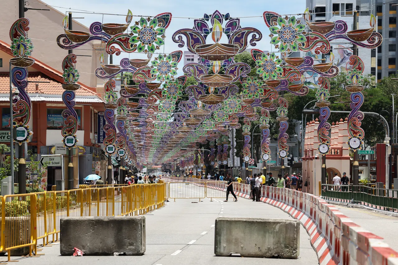 தீபாவளி ஒளியூட்டு விழாவை முன்னித்து சிராங்கூன் சாலை முழுவதும் மூடப்பட்டது.