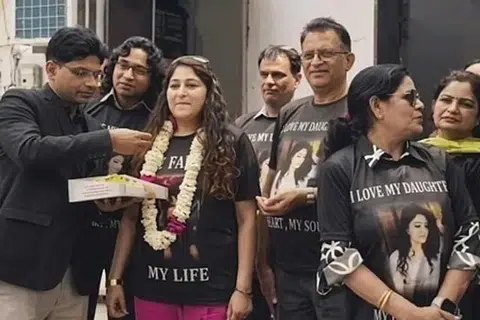 மணவிலக்கு பெற்று தாய்வீடு திரும்பிய பிரணிதாவை மாலையிட்டு, இனிப்பு வழங்கி வரவேற்ற குடும்பத்தினா்.