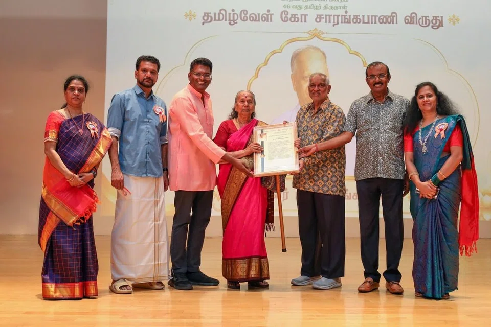 நிகழ்ச்சி மேடையில் சிறப்பு விருந்தினர்களுக்குப் பாராட்டு.