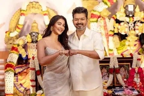 ‘ஜனநாயகன்’ படத்தில் விஜய், பூஜா ஹெக்டே.
