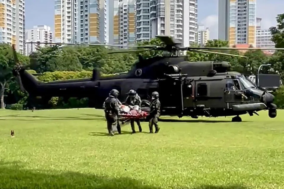 சிங்கப்பூர் குடியரசு ஆகாயப்படையின் (RESCUE 10 H225M Medium Lift) ரக ஹெலிகாப்டர் ஒன்று, கப்பல் ஊழியர்கள் இருவரை சிங்கப்பூர் பொது மருத்துவமனைக்குக் கொண்டுசென்றது.