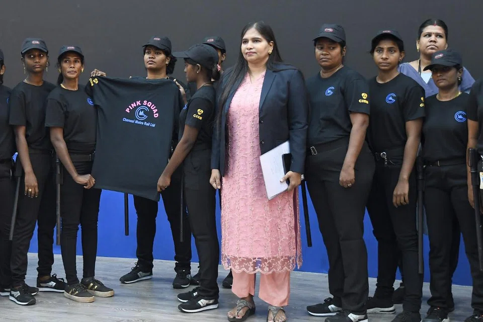 சென்னை மெட்ரோ ரயிலில் பயணிக்கும் பெண் பயணிகளின் பாதுகாப்புக்காக பெண் பாதுகாவலர்கள் அடங்கிய பிங்க் ஸ்குவாட் (PINK SQUAD) எனும் புதிய திட்டம் அறிமுகப்படுத்தப்பட்டு உள்ளது.