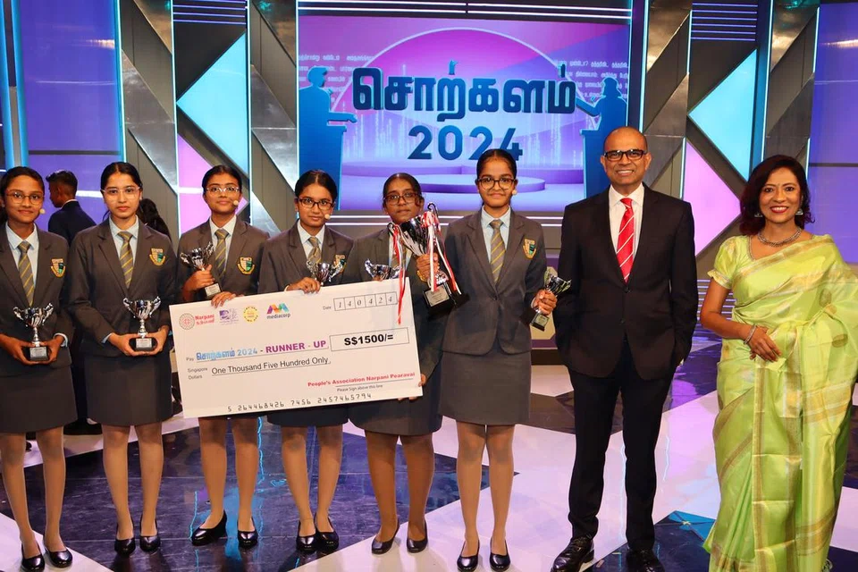 இரண்டாம் பரிசை வென்ற சீடார் பெண்கள் உயர்நிலைப் பள்ளி.