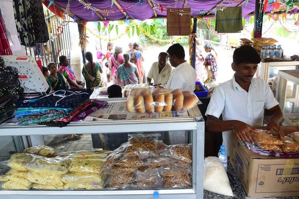 கோவை மத்திய சிறை முதன்மை நுழைவாயிலுக்கு அருகே அமைக்கப்பட்டுள்ள ‘சிறைச் சந்தை’.