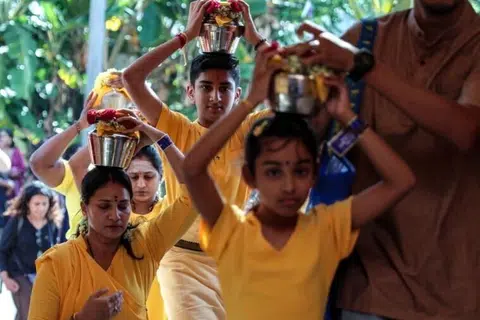 பால்குடம் ஏந்திச் சென்ற பிள்ளைகளும் பெண்களும்.