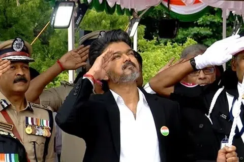 புனித ஜார்ஜ் கோட்டையில் முதன் முறையாக தேசியக் கொடியை ஏற்றி வைக்க வாகனங்கள் புடைசூழ வருகை தந்த முதல்வரை தமிழக அரசின் தலைமைச் செயலாளர் உள்ளிட்ட உயர் அதிகாரிகள் பூங்கொத்து கொடுத்து வரவேற்றனர்.