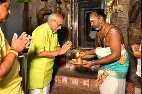 கடந்த வெள்ளிக்கிழமை ,தென் தமிழகம் வந்த துணை அதிபர் சி.பி. ராதாகிருஷ்ணன், மதுரை மீனாட்சி அம்மன் கோவிலுக்குச் சென்று சாமி தரிசனம் செய்தார்.