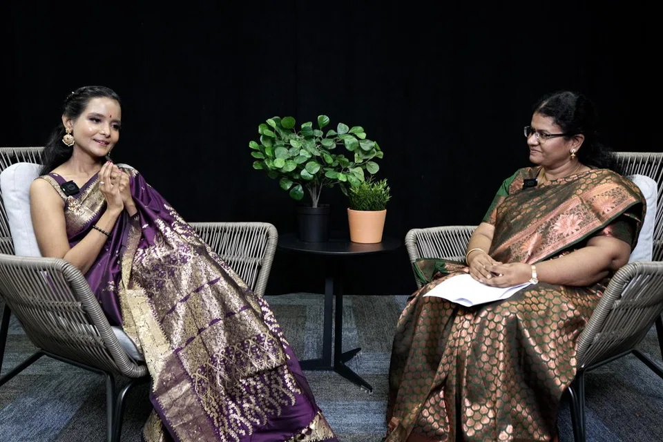 தமிழ் முரசின் ‘ஆய கலை அரிய கலைஞர்’ வலையொளித் தொடர் நிகழ்ச்சியில், தமது கலைப்பயணம் குறித்துப் பகிர்ந்துகொண்டார் திருமதி விக்னேஷ்வரி வடிவழகன் (இடது).