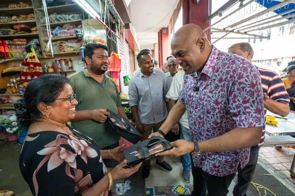 மலாக்காவின் பண்டார் ஹிலிரிலுள்ள லிட்டில் இந்தியா பகுதிக்குச் சென்று, பொதுமக்களுடன் உரையாடிய மலேசிய மனிதவள அமைச்சர் ஆர்.ரமணன்.
