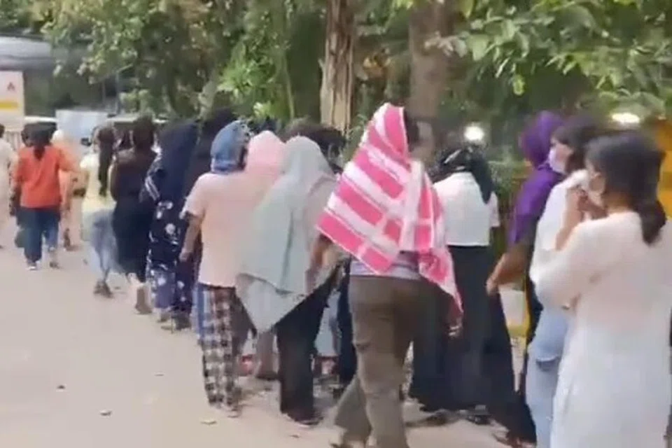 மீட்கப்பட்டவர்களில் சிறார் மூவரும் நேப்பாளத்தைச் சேர்ந்த பத்துப் பேரும் அடங்குவர்.