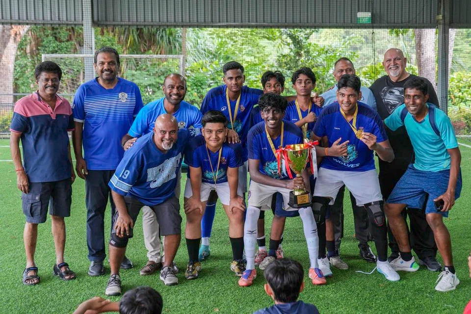ஆண் பிரிவில் வெற்றிகண்ட உட்லண்ட்ஸ் உயர்நிலைப் பள்ளிக் குழு.
