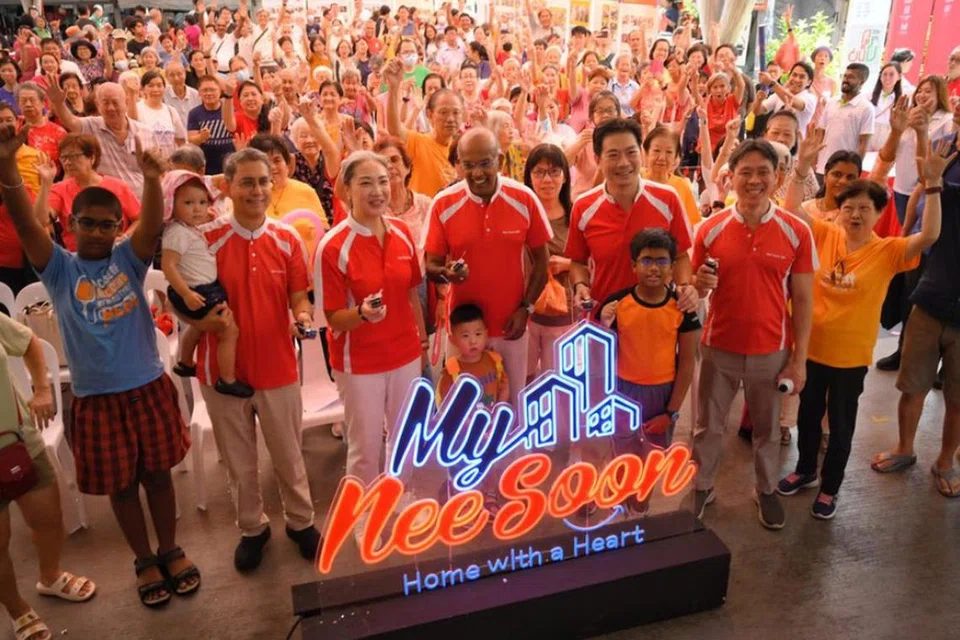 ‘மை நீ சூன்’ (My Nee Soon) தொடக்க நிகழ்வில் குடியிருப்பாளர்களுடன் குழுத்தொகுதி எம்.பி.க்கள்.