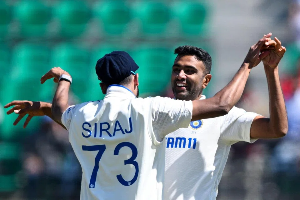 ஐந்து விக்கெட்டுகளைச் சாய்த்த அஸ்வினைப் பாராட்டுகிறார் சக இந்திய வீரர் முகம்மது சிராஜ்.