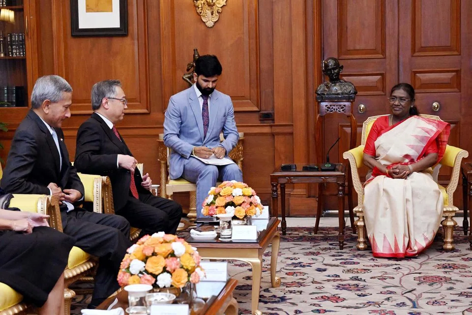 துணைப் பிரதமர் கான் கிம் யோங், வெளியுறவு அமைச்சர் விவியன் பாலகிருஷ்ணன் உள்ளிட்ட சிங்கப்பூர் அமைச்சர்கள் புதன்கிழமை (ஆகஸ்ட் 13) இந்திய அதிபர் திரௌபதி முர்முவைச் சந்தித்தனர்.