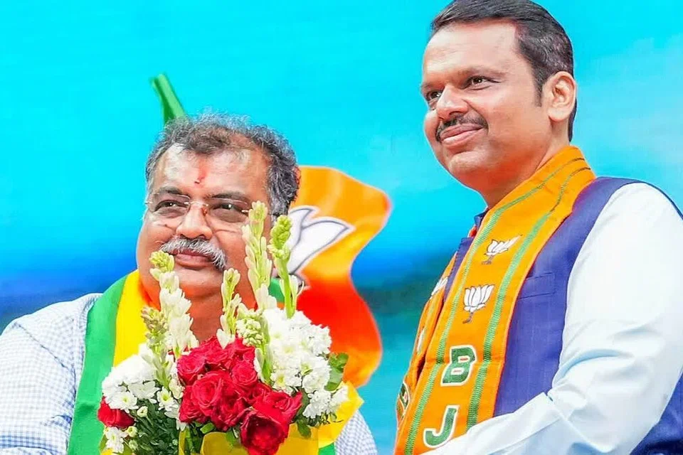 மகாராஷ்டிரா பாஜக தலைவர் ரவீந்திர சவானுடன் அம்மாநில முதலமைச்சர் தேவேந்திர பட்னாவீஸ்