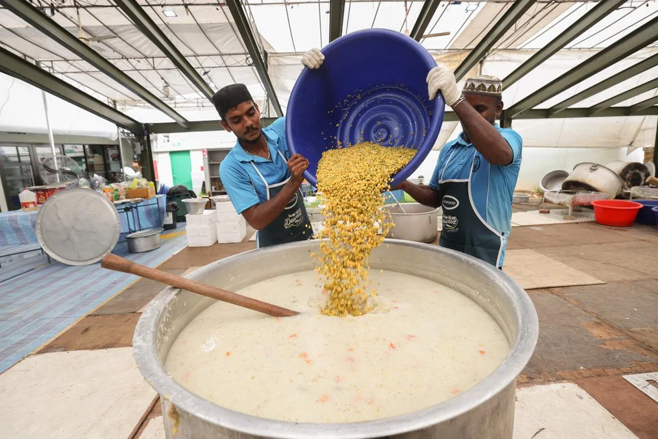 கொதிக்கும் கஞ்சிக்குள் கொட்டப்படும் கொண்டைக் கடலை.