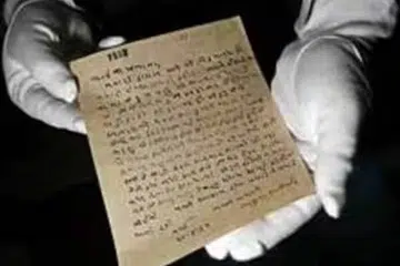 கடிதங்கள் மட்டுமன்றி, காந்தியடிகள் தொடர்பான 86 அரிய பொருள்களும் ஏலம் விடப்பட்டன.