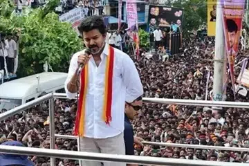 கரூர் கூட்டத்தில் விஜய் பேசிக்கொண்டிருந்தபோது அவர் மீது மர்ம நபர் ஒருவர் திடீரெனக் காலணி ஒன்றை வீசினார். விஜய்யின் பின்புறத்தில் இருந்து வீசப்பட்ட அந்தக் காலணியை அவரது பாதுகாவலர்கள் தடுத்தனர்.