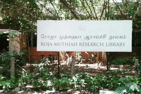 தமது வாழ்நாளில் ஏறக்குறைய ஒரு லட்சம் ஆவணங்களைச் சேகரித்து வைத்திருந்த அமரர் ரோஜா முத்தையாவின் நினைவாக அவரது பெயர் சென்னையின் தரமணியில் உள்ள இந்த நூலகத்திற்குச் சூட்டப்பட்டது.