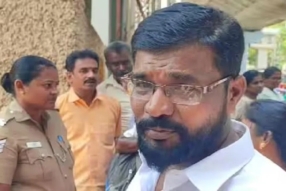வழக்கறிஞர் சந்தானம்.