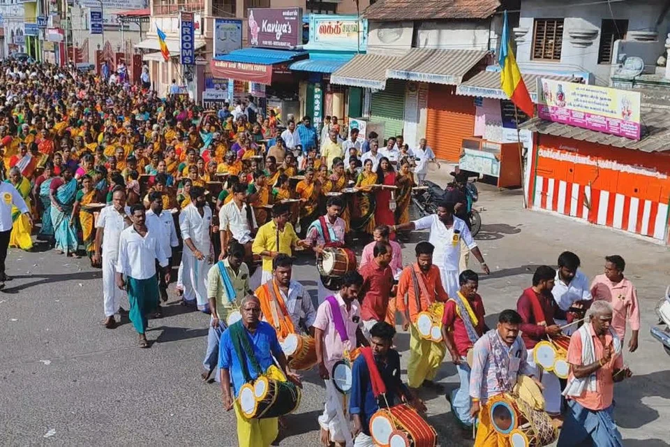 பெண்கள் அனைவரும் ஒரே மாதிரியான சேலை உடுத்தி யாகத்தில் பங்கேற்றனர்.