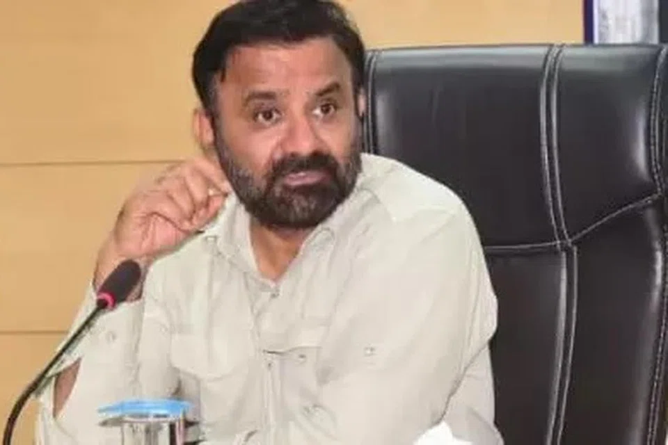 கர்நாடக தொழிலாளர் துறை அமைச்சர் சந்தோஷ் லாட்.